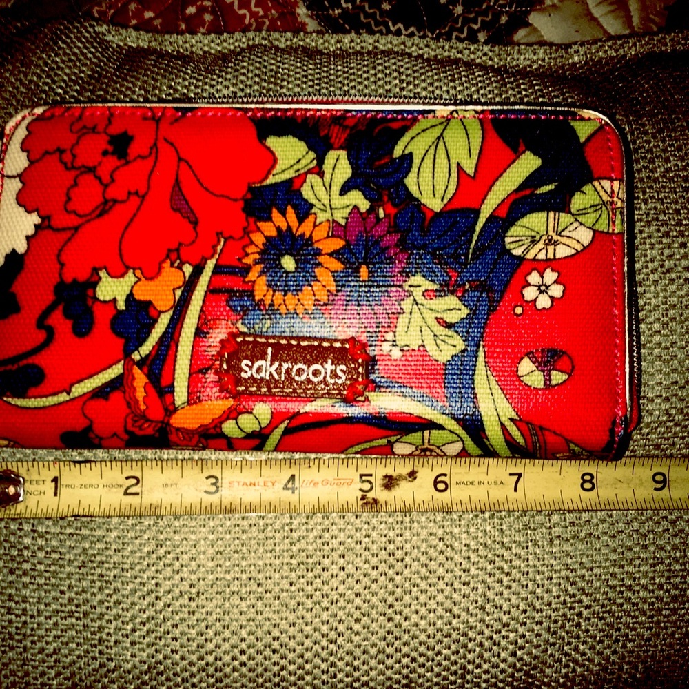NWOT SAKROOTS ZIPPER WALLET